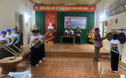 Thôn Bồng xã lũng Niêm tổ chức ngày hội Đại đoàn kết toàn dân và công bố Quyết định thành lập câu lạc bộ văn hóa văn nghệ của thôn.